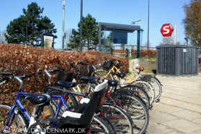 Bikes_at_the_station_kopi.jpg (190050 byte)