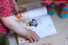 child reading a book.jpg (115507 byte)