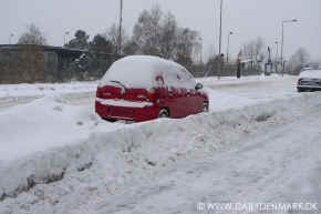 car with snow.jpg (79159 byte)